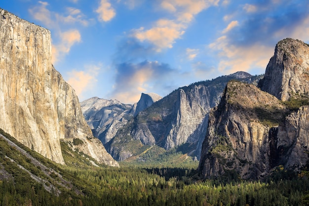 Bella vista del parco nazionale di Yosemite al tramonto in California, USA