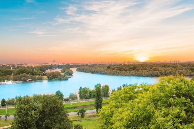 Bella vista del parco vicino alla fortezza Kalemegdan sul fiume Savva a Belgrado, in Serbia
