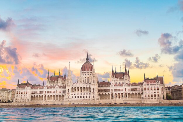 Bella vista del Parlamento ungherese e del ponte delle catene nel panorama di Budapest, Ungheria