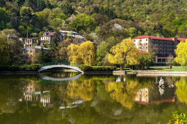 Bella vista del piccolo lago al parco cittadino di Dilijan in mattinata di sole