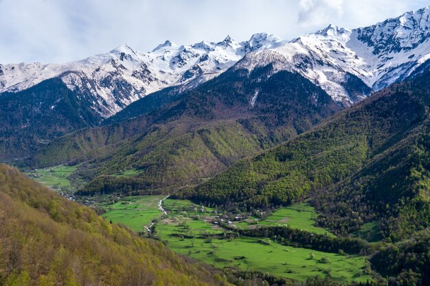 Bella vista del piccolo villaggio e delle alte montagne nella parte superiore di Svaneti, Georgia