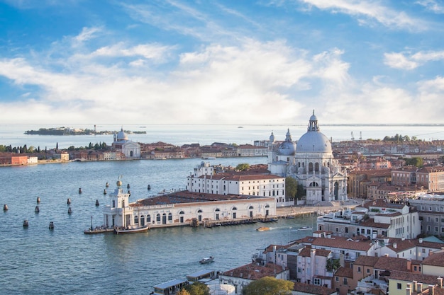Bella vista del ponte di Rialto e del Canal Grande, Venezia, Italia