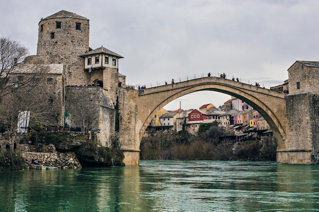 Bella vista del Ponte Vecchio e della città storica di Mostar, Patrimonio dell'Umanità dell'Unesco, Mostar, Bosnia