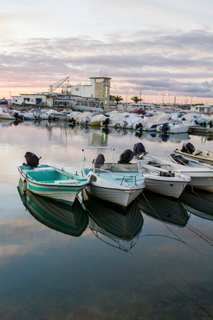 Bella vista del porto turistico della città di Faro, in Portogallo.