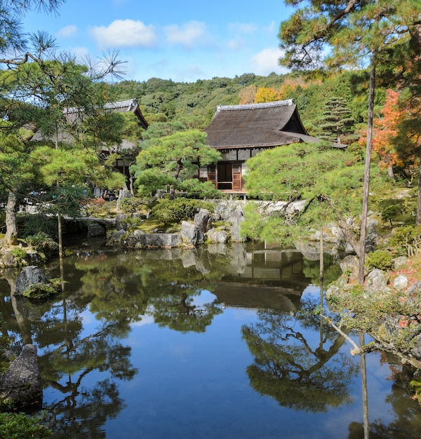 Bella vista del tempio di Ginkakuji con i colori dell'autunno a Kyoto, in Giappone