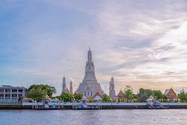 Bella vista del tempio di Wat Arun al tramonto a Bangkok in Thailandia