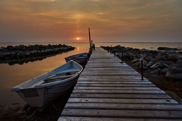 Bella vista del tramonto con pontile in legno