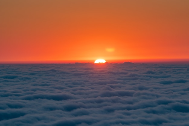 Bella vista del tramonto dal monte Gomismta