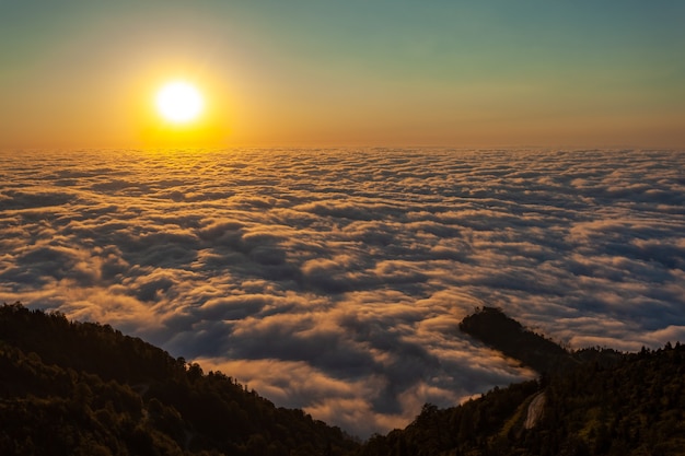 Bella vista del tramonto dal monte Gomismta