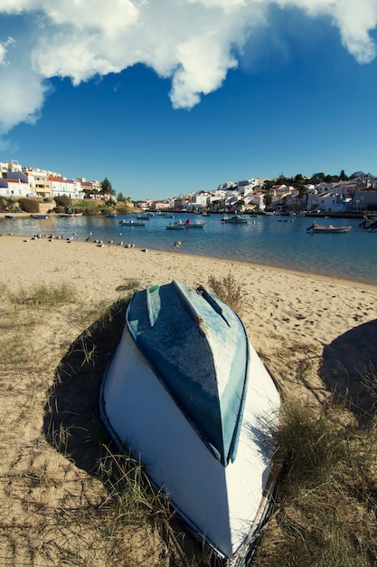 Bella vista del villaggio di Ferragudo situato in Portogallo, Europa.