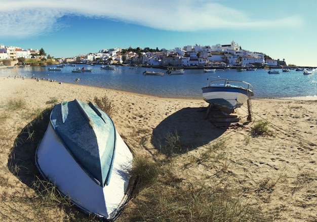 Bella vista del villaggio di Ferragudo situato in Portogallo, Europa.