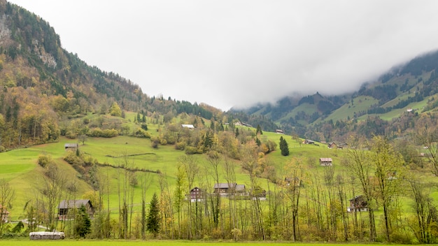 Bella vista del villaggio e della montagna della campagna all&#39;autunno a Engelberg, Svizzera