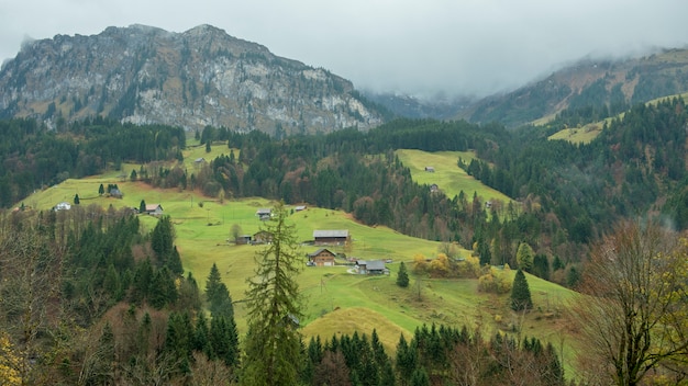 Bella vista del villaggio e della montagna della campagna all&#39;autunno a Engelberg, Svizzera