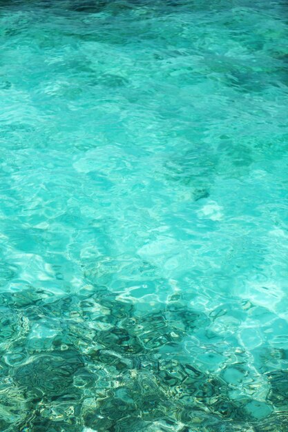 Bella vista dell'acqua dell'oceano sull'isola nel resort