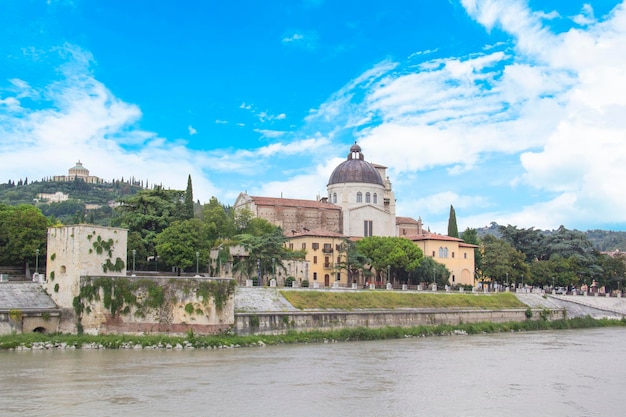 Bella vista dell'argine del fiume Adige a Verona, Italia