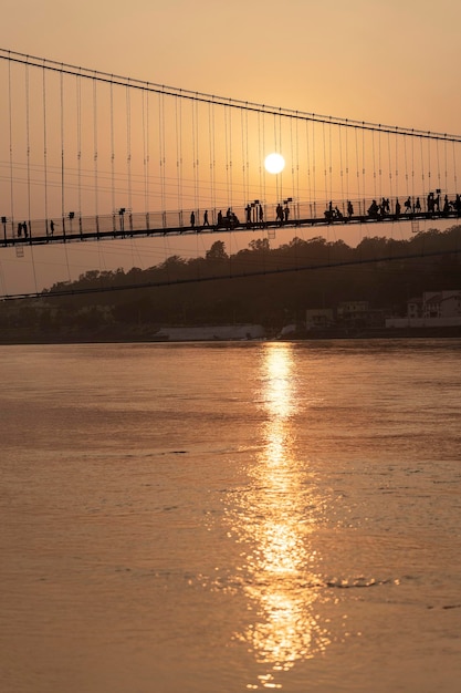 Bella vista dell'argine e del ponte del fiume Gange al tramonto Rishikesh India