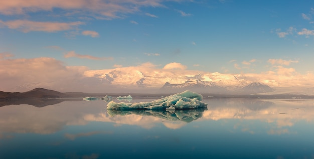 Bella vista dell&#39;iceberg alla laguna del ghiacciaio di Jokulsalon in Islanda