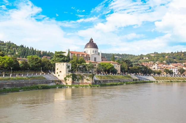 Bella vista della Chiesa di San Giorgio sul fiume Adige a Verona, Italia