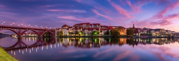 Bella vista della città di Maribor, Slovenia, all'alba, con fiume, ponte e cielo colorato. Vista panoramica di viaggio.