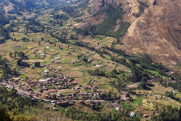 Bella vista della città di Pisac dalle rovine omonime a Cusco