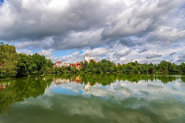 Bella vista della città e del lago a Bad Waldsee Germania