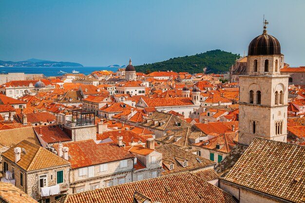 Bella vista della città vecchia di Dubrovnik dalle mura della città, Dalmazia meridionale, Croazia