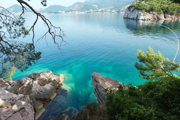 Bella vista della costa di mattina con superficie dell'acqua verde mare e costa pietrosa (Montenegro, Budva).