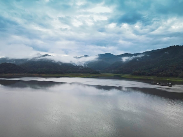 Bella vista della diga di Mae Ngad, composta da montagne, fiume e cielo