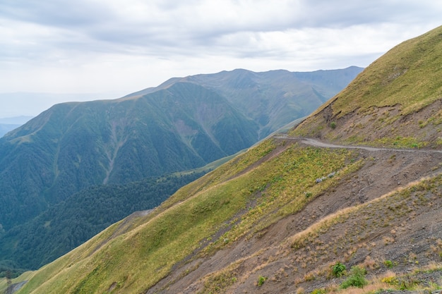 Bella vista della gola di Abano in Tusheti, pericolosa strada di montagna in Georgia e in Europa. Paesaggio