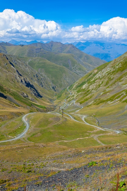 Bella vista della gola di Abano in Tusheti, pericolosa strada di montagna in Georgia e in Europa. Paesaggio