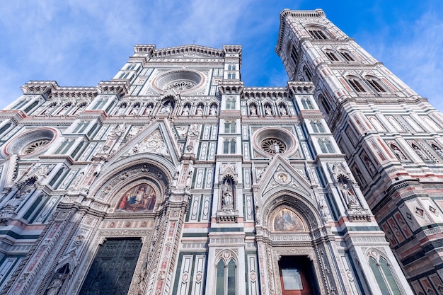 Bella vista della maestosa facciata del Duomo di Firenze Firenze, Italia