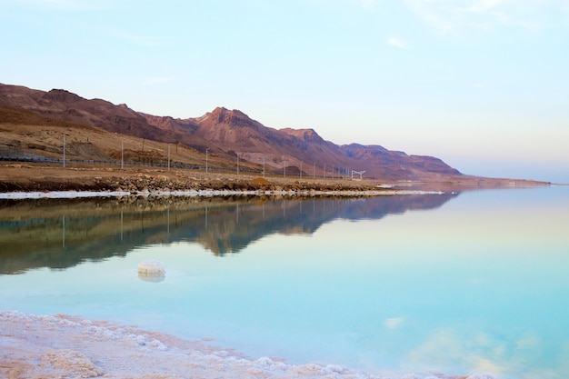 Bella vista della riva del Mar Morto salato con acqua limpida. Ein Bokek, Israele.