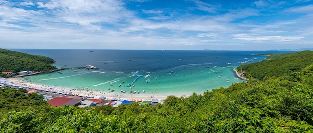 Bella vista della spiaggia di Tawaan a Kohlarn vicino a Pattaya Thailandia