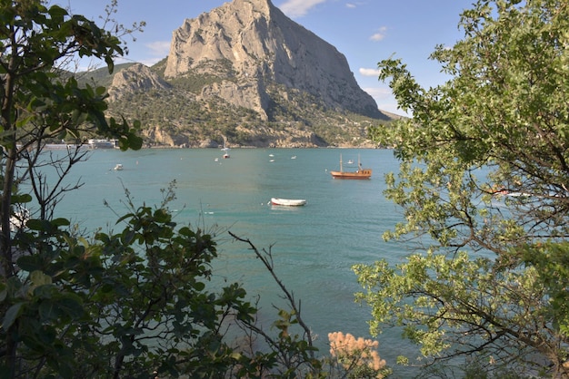 Bella vista della spiaggia Green Bay del villaggio di Novy Svet nel sud-est della Crimea Sudak Mar Nero Russia