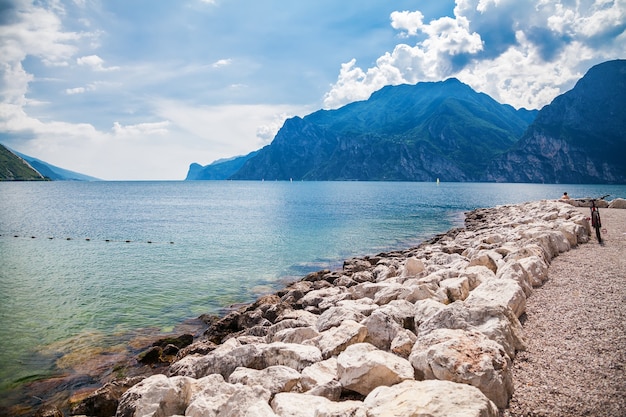 Bella vista della spiaggia solitaria in un villaggio Torbole, lago di Garda, Italy