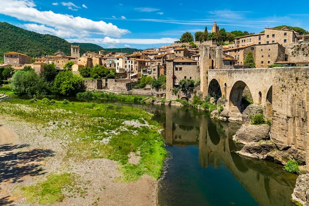 Bella vista della splendida città di Besalu in Catalogna, in Spagna