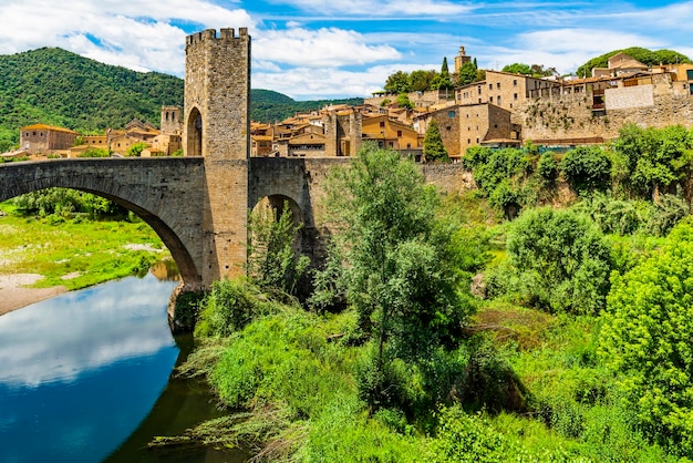 Bella vista della splendida città di Besalu in Catalogna, in Spagna