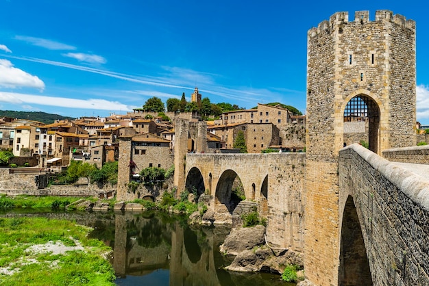 Bella vista della splendida città di Besalu in Catalogna, in Spagna