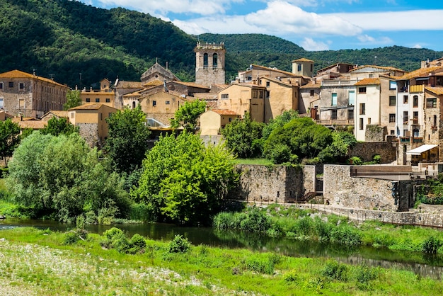 Bella vista della splendida città di Besalu in Catalogna, in Spagna