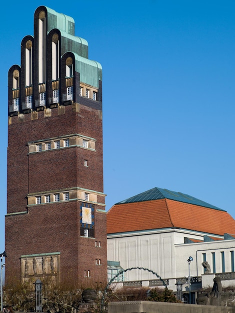 Bella vista della Wedding Tower a Darmstadt su sfondo blu cielo