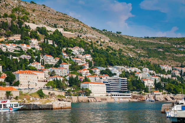 Bella vista delle case vicino al mare di Dubrovnik, Dalmazia meridionale, Croazia