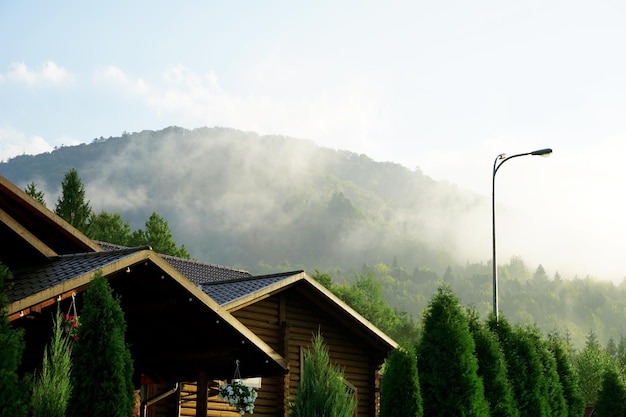 Bella vista delle montagne tra le nuvole