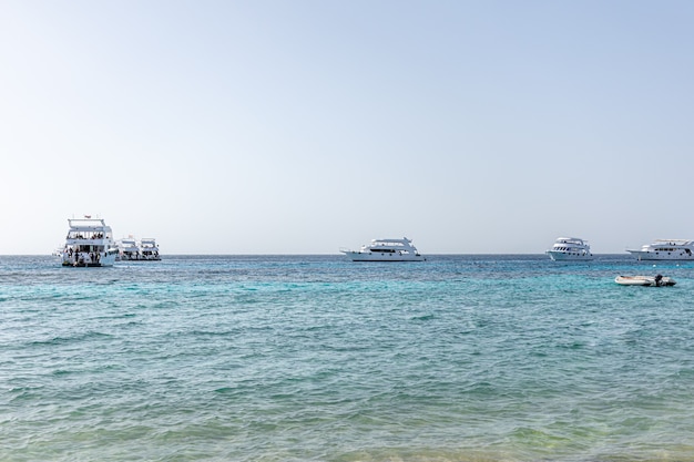 Bella vista delle navi in mare con tempo sereno e soleggiato.