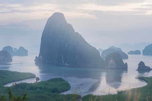 Bella vista delle rocce nel paesaggio marino Nebbia e panorama dell'alba mattutina