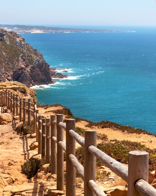 Bella vista delle scogliere sull'oceano dal recinto di legno. Cabo da Roca, Portogallo