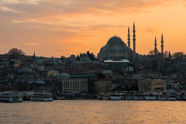 Bella vista di Istanbul durante il tramonto.