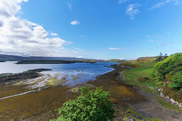 Bella vista di Loch Dunvegan , un lago marino preso dal castello di Dunvegan, Isola di Skye , Scozia