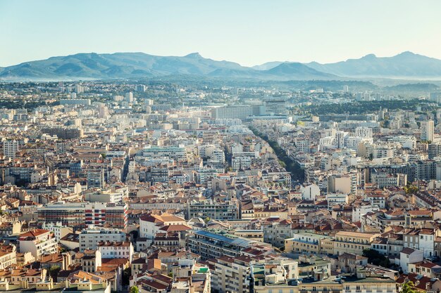 Bella vista di Marsiglia dall'alto in una luminosa giornata di sole.