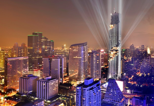 Bella vista di paesaggio urbano della luce notturna della costruzione moderna di affari dell'ufficio a Bangkok, Tailandia.