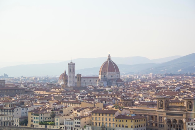 Bella vista di Santa Maria del Fiore e del Campanile di Giotto a Firenze, Italia